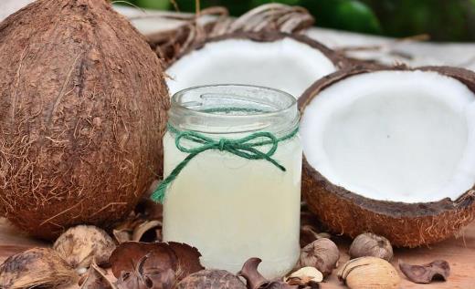 椰子光喝水太浪費了！教你快速剝開椰子享用椰肉很多人買