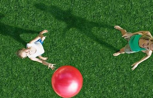 孩子不跟其他小朋友玩的原因 不要隨便給孩子貼標簽