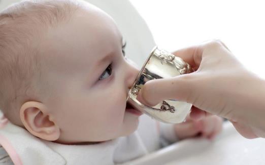 有這些信號 說明寶寶需要喝水了