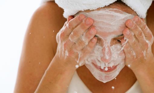 用鹽洗臉功效多多 潔面四法則教你洗出牛奶肌
