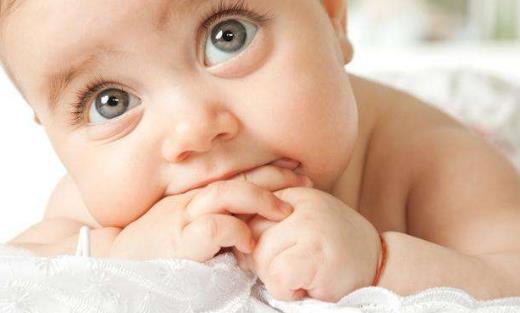 不同時(shí)期的寶寶出現(xiàn)吃手的現(xiàn)象 家長要學(xué)會(huì)正確引導(dǎo)