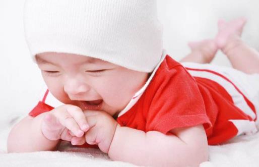 不同時(shí)期的寶寶出現(xiàn)吃手的現(xiàn)象 家長要學(xué)會(huì)正確引導(dǎo)