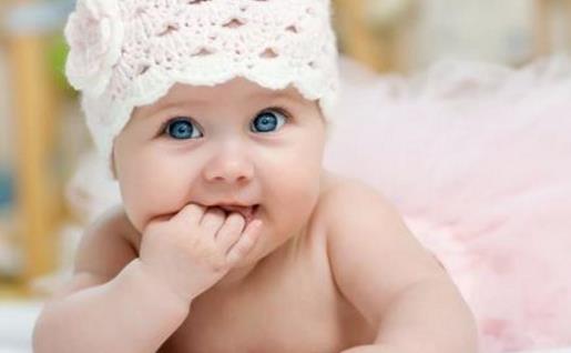 不同時(shí)期的寶寶出現(xiàn)吃手的現(xiàn)象 家長要學(xué)會(huì)正確引導(dǎo)