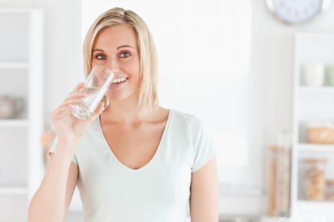 晨起空腹喝水到底好還是不好