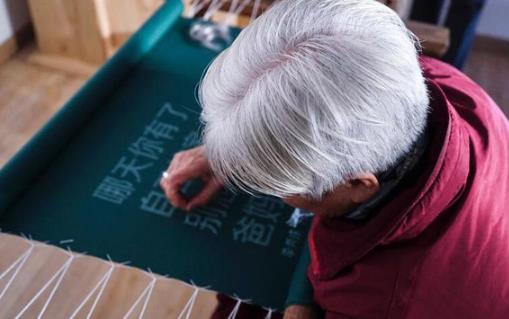 自己的白頭發(fā)比別人來得快一些