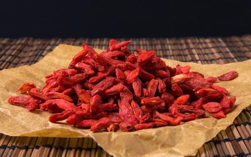 天天用枸杞泡水，應(yīng)該選擇黑枸杞還是紅枸杞？營(yíng)養(yǎng)師：別