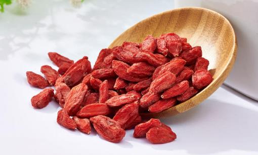 天天用枸杞泡水，應(yīng)該選擇黑枸杞還是紅枸杞？營(yíng)養(yǎng)師：別