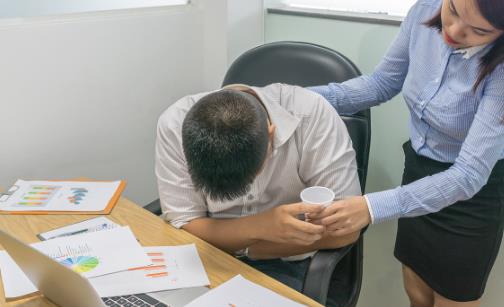 前列腺癌常常有四個標志，腰部出現(xiàn)一個征兆，提示癌癥已