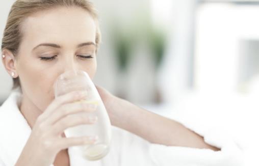 每日喝水超過4升易中毒?醫(yī)生:告訴你如何喝水算健康