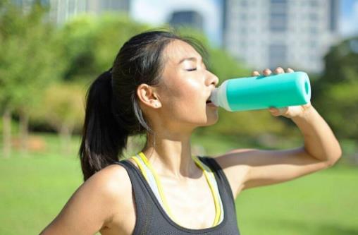 每日喝水超過4升易中毒?醫(yī)生:告訴你如何喝水算健康