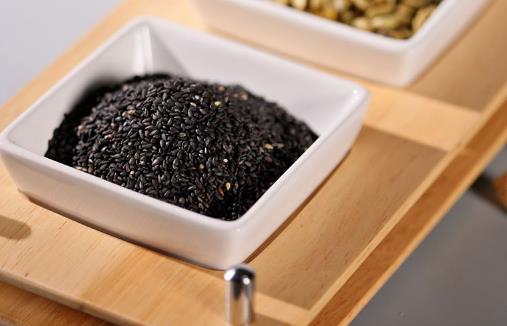 黑芝麻是“滋補圣藥”，養肝腎生黑發？如此神奇嗎？還是