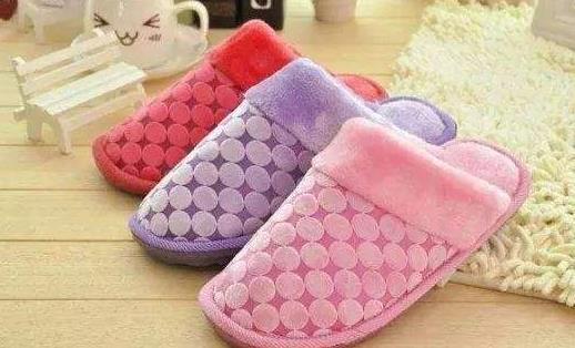 老人拖鞋不合腳 不僅易致疲勞還增加摔倒風險