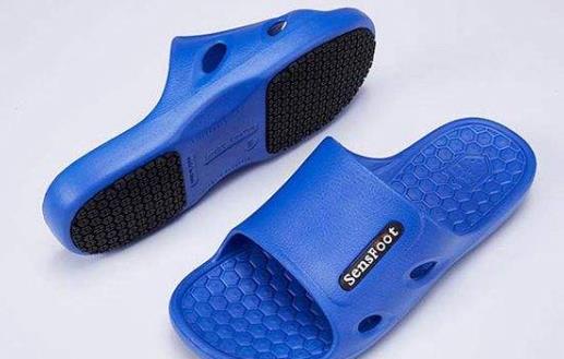 老人拖鞋不合腳 不僅易致疲勞還增加摔倒風險