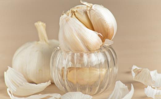 大蒜放久之后腐爛、發(fā)芽不能吃，教你一招，讓大蒜3個(gè)月不