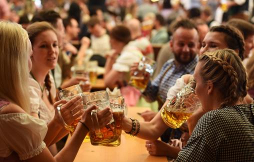 黑啤酒、黃啤酒,夏天應(yīng)該喝哪種?不管好壞,喝酒別超過