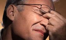 老眼昏花不一定是老視 黑暗環境中看手機誘發青光眼