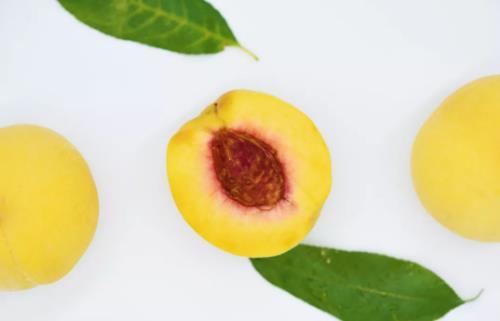 洗桃子還在用鹽嗎？換成“它”，桃毛自己掉，洗得又快又干凈