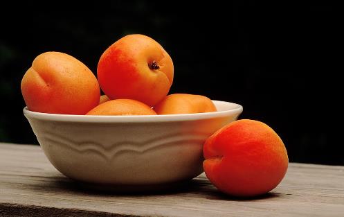 洗桃子還在用鹽嗎？換成“它”，桃毛自己掉，洗得又快又干凈