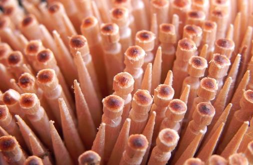 不建議用牙簽剔牙?看完四個后果,相信你不敢用牙簽剔牙