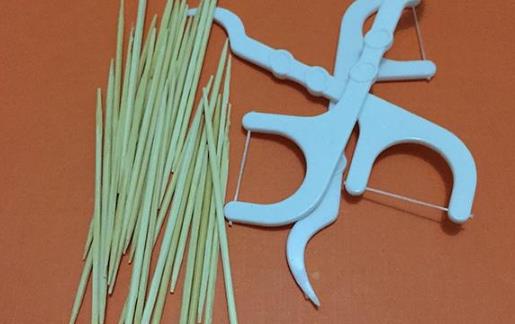 不建議用牙簽剔牙?看完四個后果,相信你不敢用牙簽剔牙