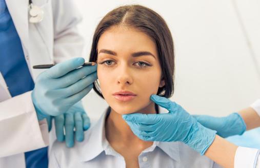 整形低齡化：問題不在臉，而在審美和價(jià)值觀