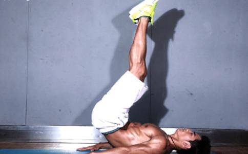 肚子贅肉厚，鼓起像懷孕？每天堅持4個動作，腹部越來越苗