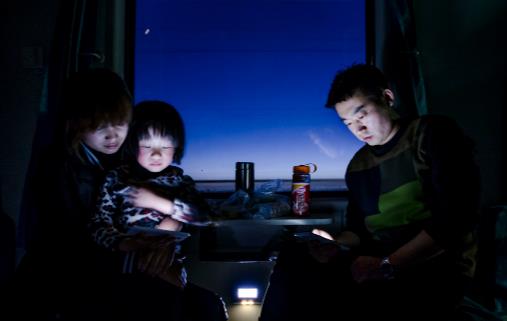 睡前愛玩電腦手機 擔心疾病找上你