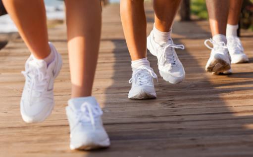 慢跑減肥的正確方法 選擇一雙合適的跑鞋保護膝蓋