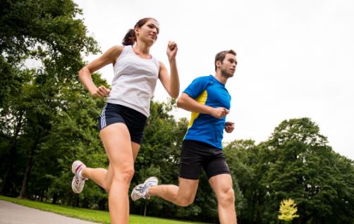 慢跑減肥的正確方法 選擇一雙合適的跑鞋保護膝蓋