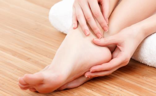 腳部干燥易脫皮 教你6步護(hù)腳