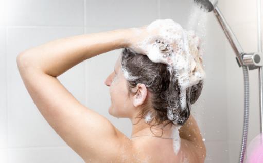 頭發沒干就睡容易睡出毛病 洗頭后快速干頭發的方法