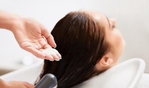 頭發沒干就睡容易睡出毛病 洗頭后快速干頭發的方法