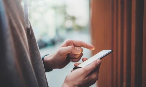 你怎么還盯著屏幕？聽說每天玩手機超過5小時的人都長胖了