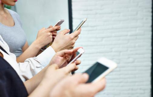 你怎么還盯著屏幕？聽說每天玩手機超過5小時的人都長胖了