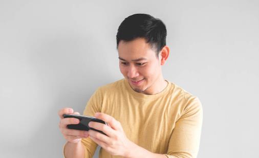 你怎么還盯著屏幕？聽說每天玩手機超過5小時的人都長胖了