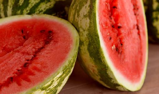 西瓜吃一半，保鮮膜蓋住細菌多？三個飲食誤區