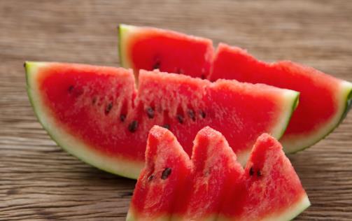 西瓜吃一半，保鮮膜蓋住細菌多？三個飲食誤區