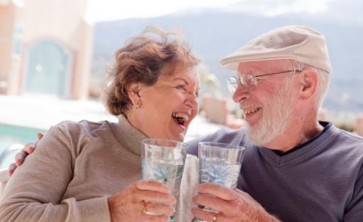 定時(shí)定量喝水好處多多 保健水在不同情況下喝法不同