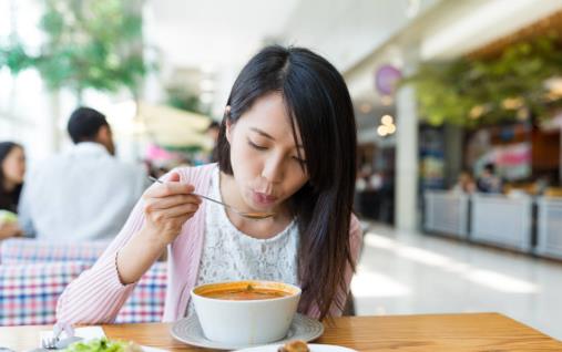吃飯細(xì)嚼慢咽會(huì)帶來6大好處 你應(yīng)減慢吃飯速度