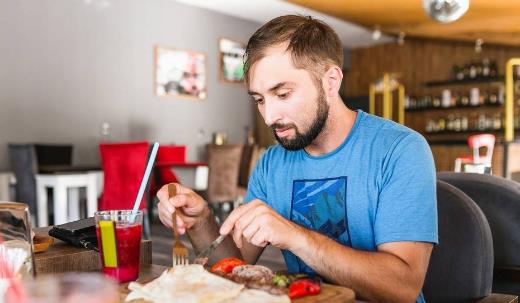 吃飯細(xì)嚼慢咽會(huì)帶來6大好處 你應(yīng)減慢吃飯速度