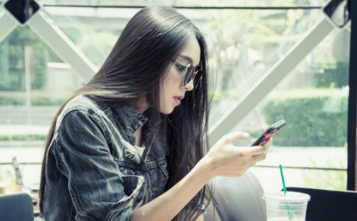 低頭玩手機等于扛一袋大米？造成的3大危害你可知