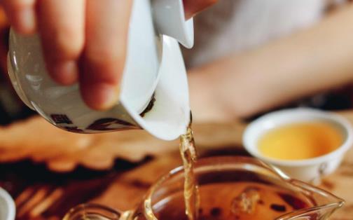 夏日飲茶好處多，醫(yī)生提醒：有兩類女性不宜飲茶，否則會