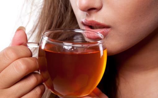 夏日飲茶好處多，醫(yī)生提醒：有兩類女性不宜飲茶，否則會
