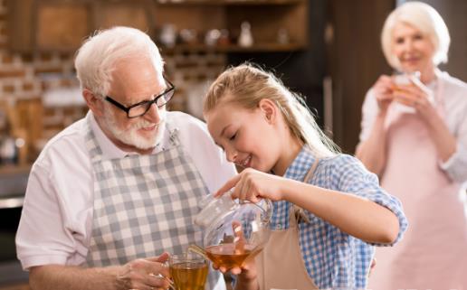 夏日飲茶好處多，醫(yī)生提醒：有兩類女性不宜飲茶，否則會