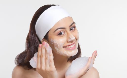 用蜂蜜洗臉更潤膚顯年輕 洗臉洗出年輕好膚色的秘方