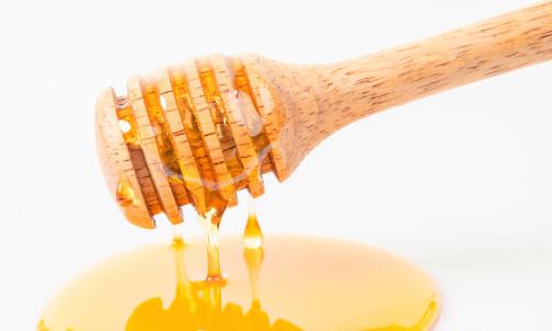 用蜂蜜洗臉更潤膚顯年輕 洗臉洗出年輕好膚色的秘方