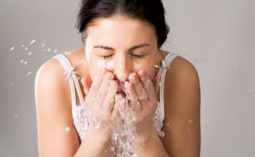 用蜂蜜洗臉更潤膚顯年輕 洗臉洗出年輕好膚色的秘方