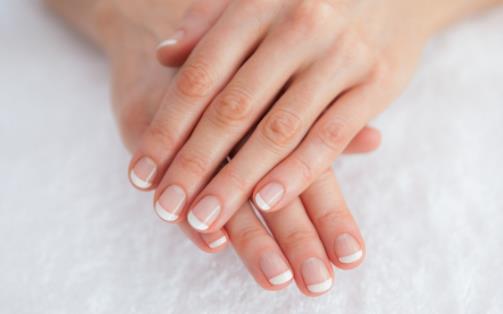 指甲表面凹凸不平是疾病預兆 指甲形狀與疾病的關(guān)系