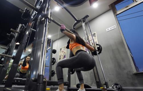 每天100個深蹲俯臥撐 一年后會有怎樣的改變