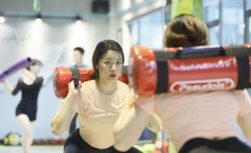 每天100個深蹲俯臥撐 一年后會有怎樣的改變